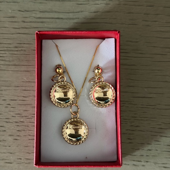 Elegant Gold and Green Pendant Necklace and Earring Set - Picture 2 of 3